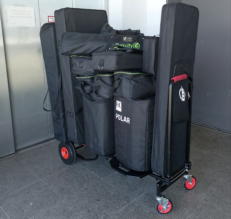 DJ Technik auf Rollwagen